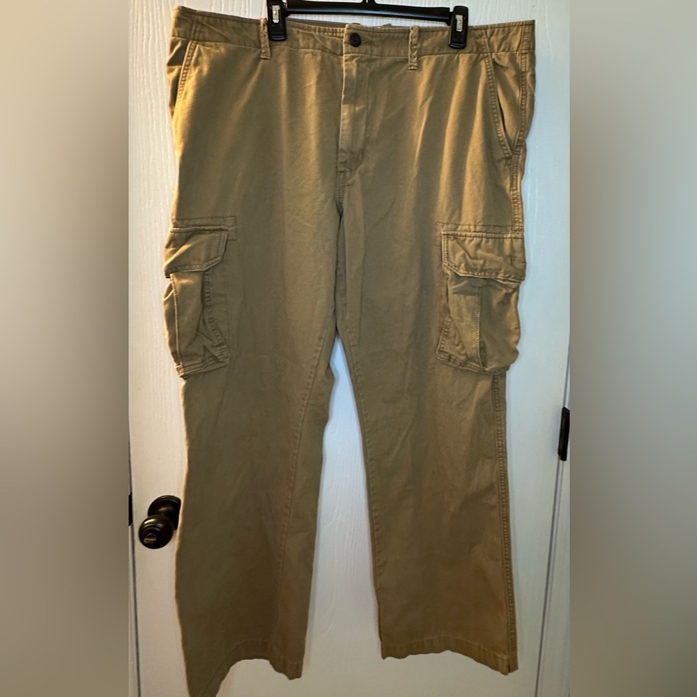 Old Navy tan khaki broken-in cargo‎ pants men’s 42x32 inseam 29”